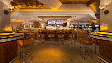 4 bars/lounges
