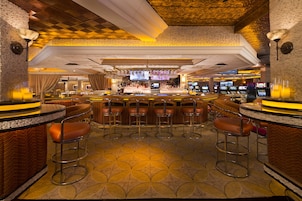 4 bares/lounges