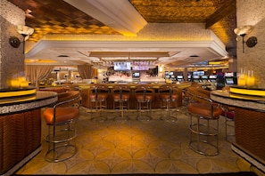 4 bars/lounges