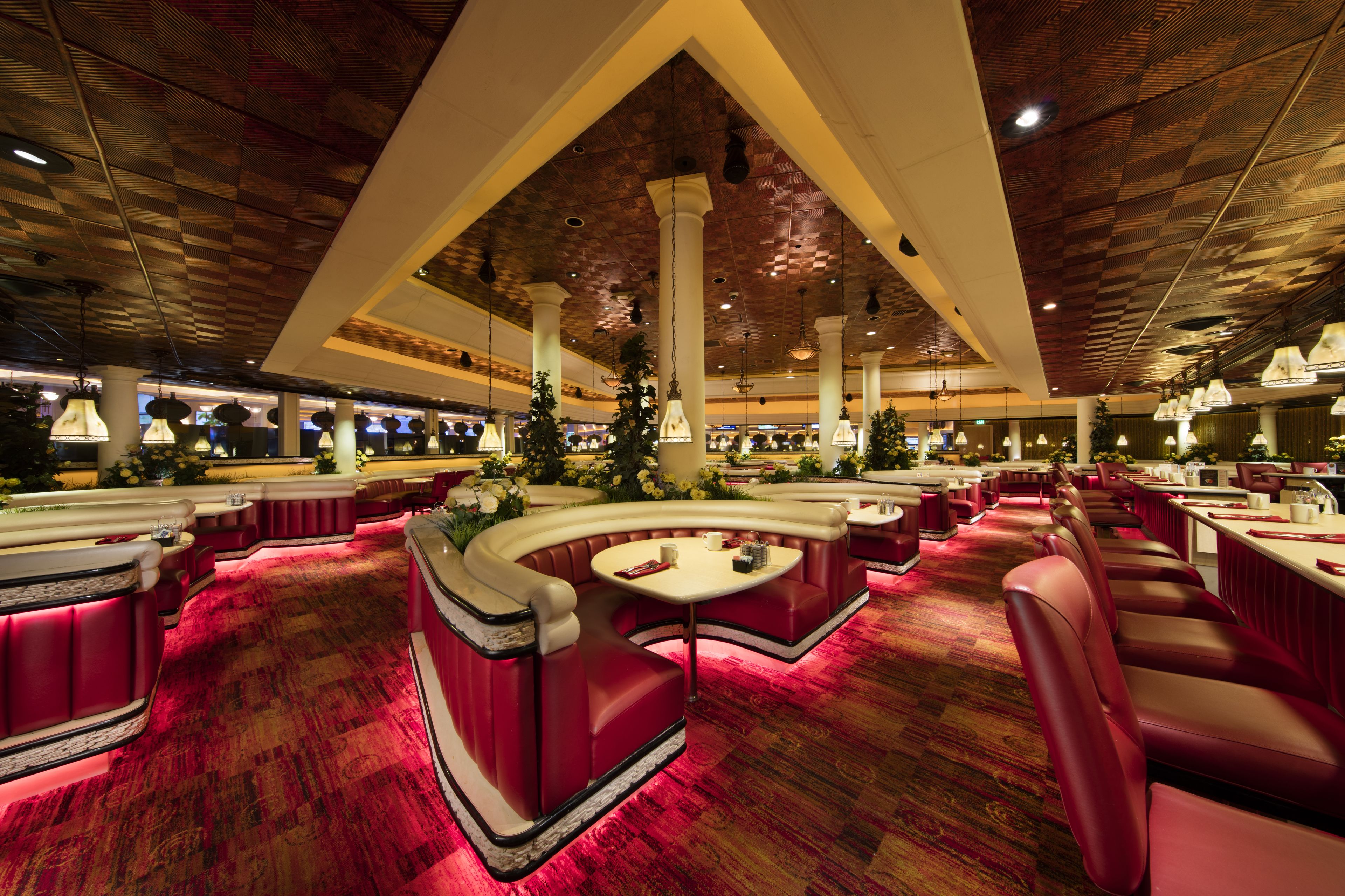 3 restaurants, breakfast served