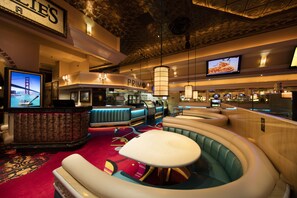 3 restaurants, breakfast served