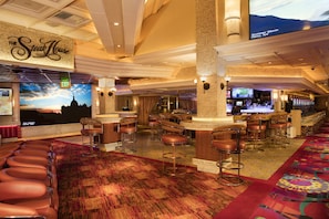 4 Bars/Lounges