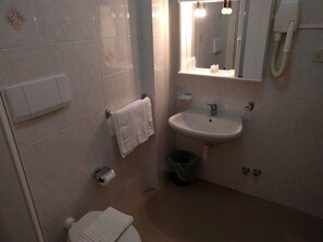 Chambre Double Économique, terrasse, dans la tour | Salle de bain