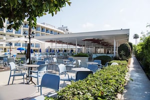 2 restauranter, der serverer morgenmad, frokost og aftensmad