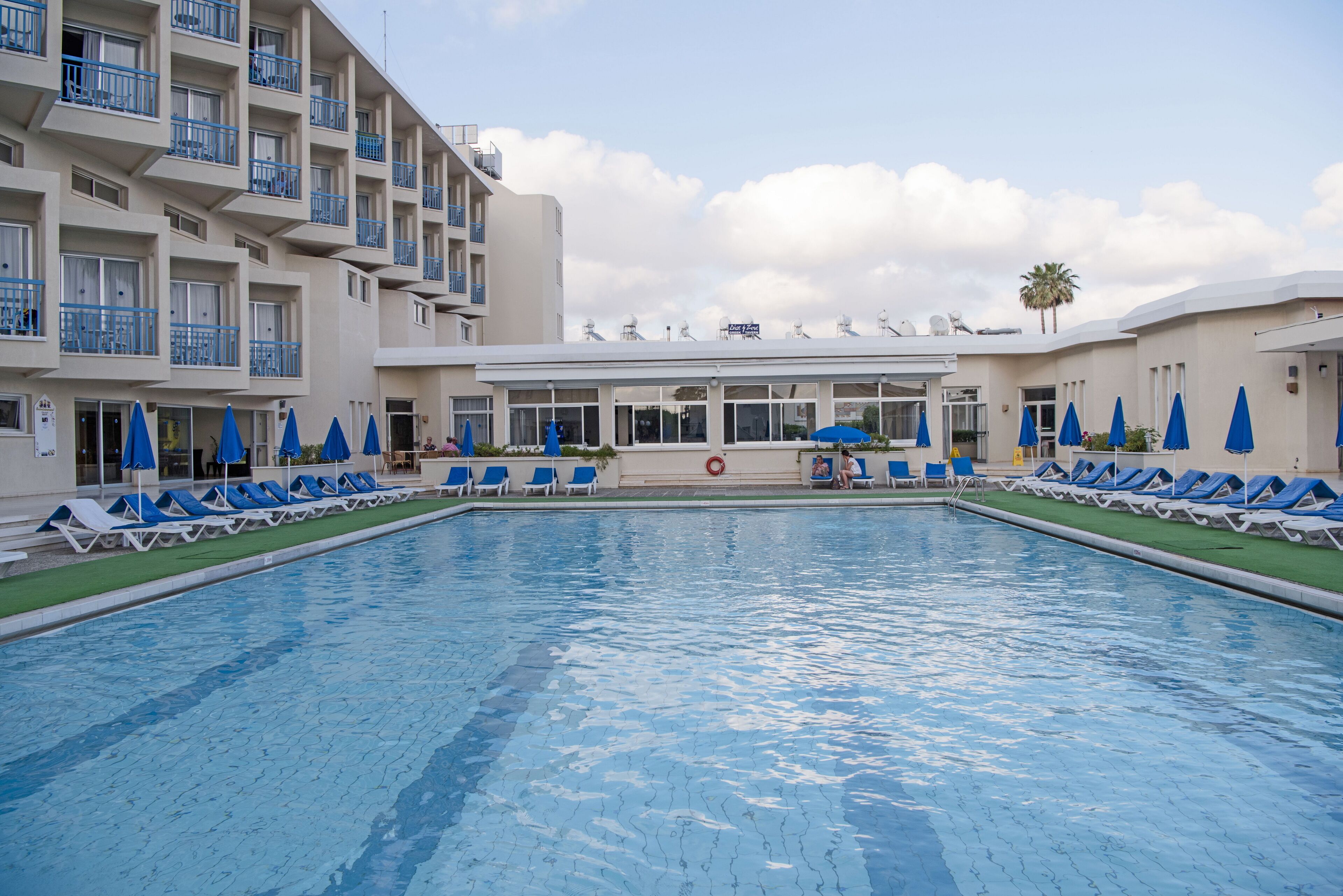 Indoor pool, 2 outdoor pools