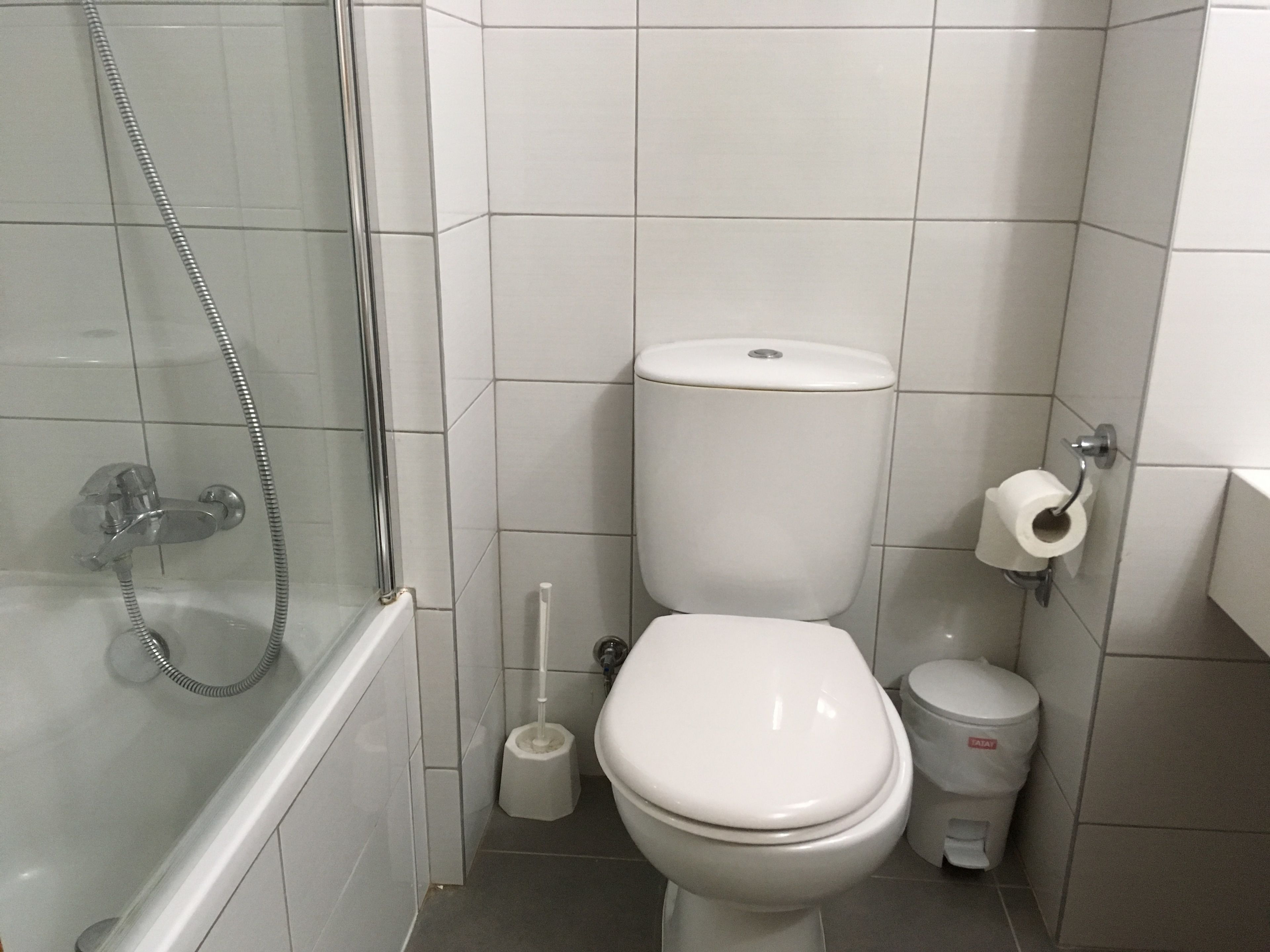 Une salle de bain équipée de toilettes, d’un bidet et d’une douche.