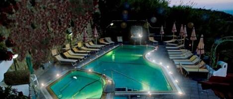 Piscine extérieure, chaises longues