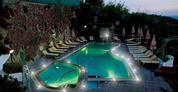 Piscine extérieure, chaises longues