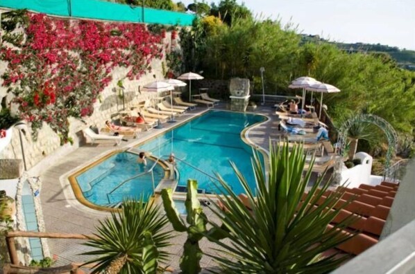 Outdoor pool, sun loungers
