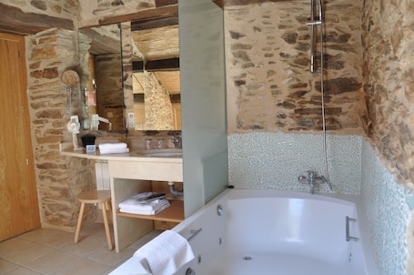 Suite Studio Deluxe | Salle de bain | Baignoire, baignoire à jets, articles de toilette gratuits. Posada Real La Carteria