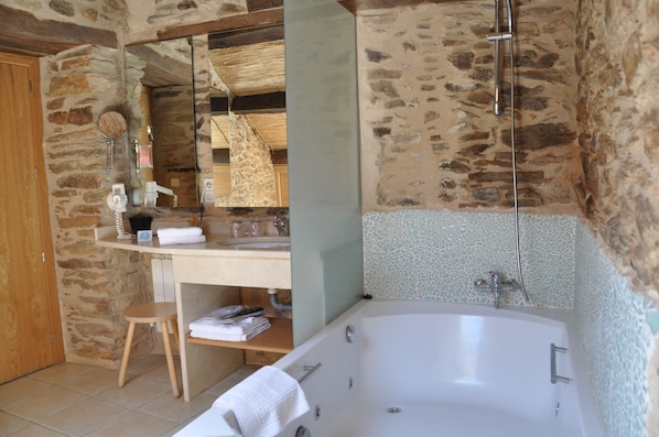 Suite Deluxe con cama Matrimonial | Baño | Bañera, bañera de hidromasaje y artículos de higiene personal gratuitos