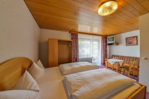 Chambre familiale | Système d’insonorisation, accès au Wi-Fi (inclus), literie fournie