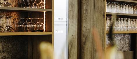 供应早餐、午餐和晚餐,地区菜