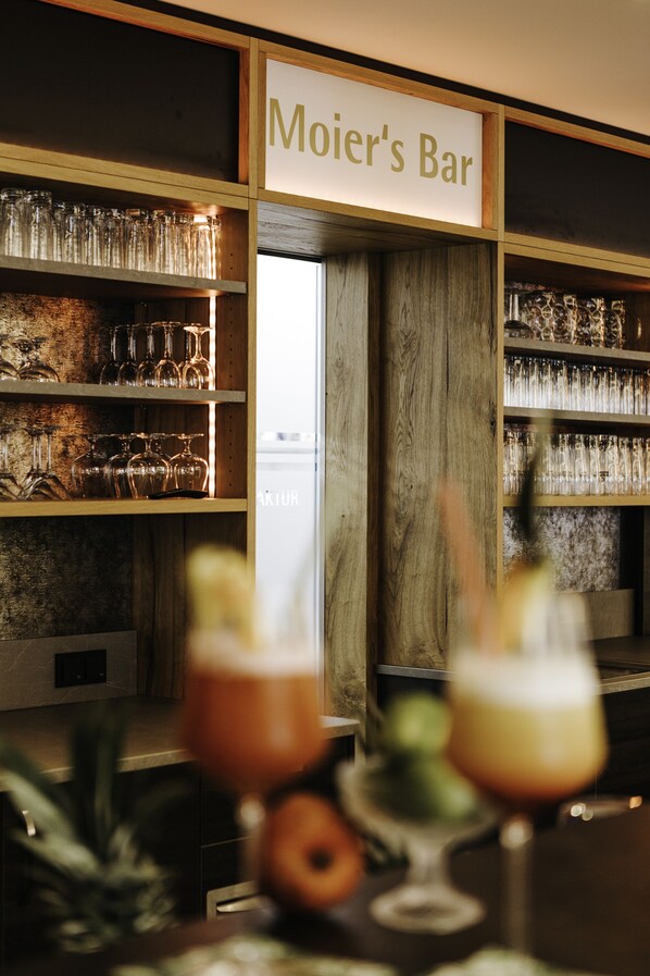 Breakfast, lunch, dinner served; Regional cuisine