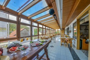 Free daily buffet breakfast - Hotel Gasthof Heckl (Kinding)