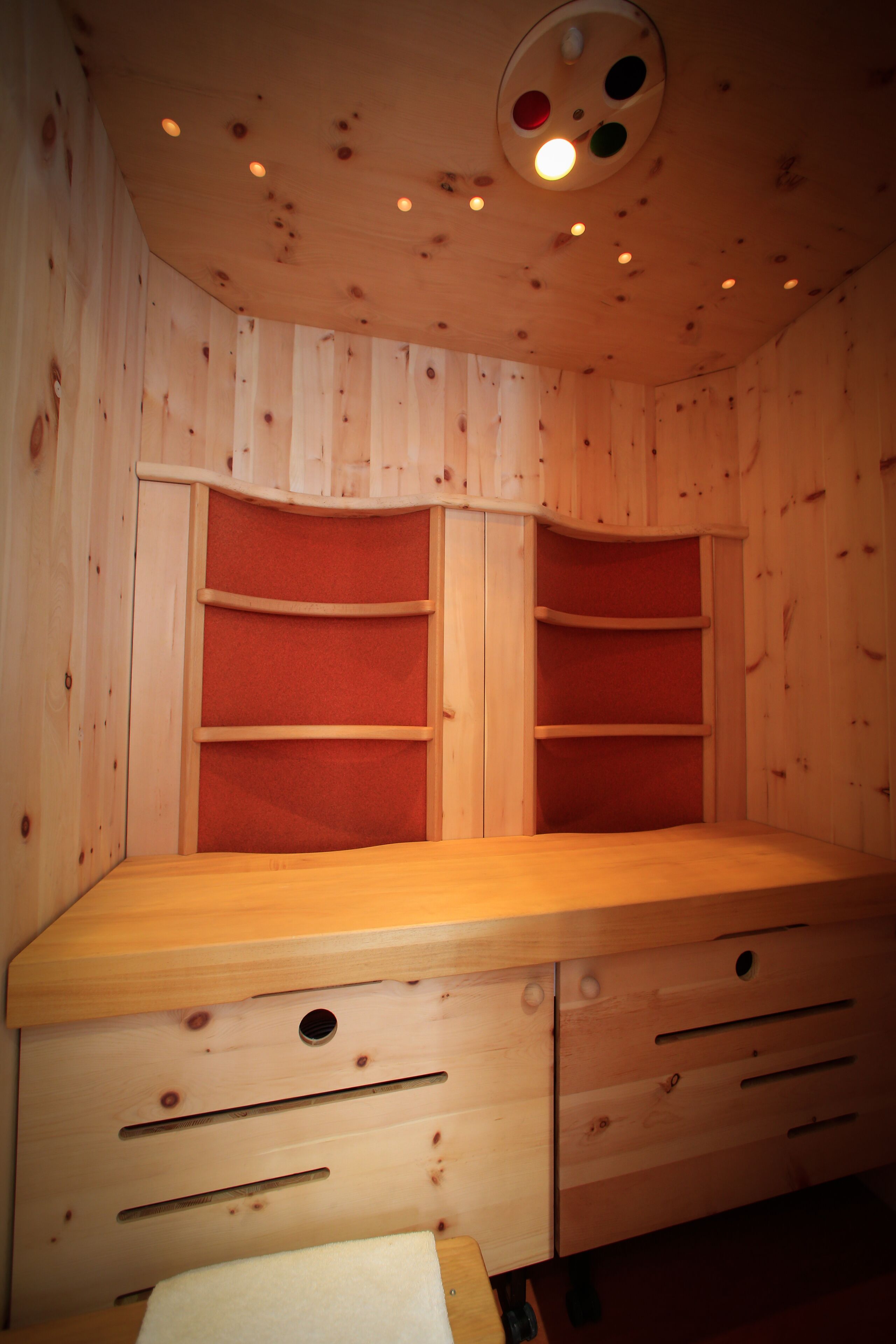 Una habitación de madera con estanterías y cajones empotrados.