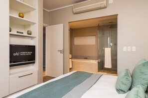 Suite de lujo, 1 cama matrimonial | Baño | Amenidades de baño gratuitas, secadora de cabello, toallas
