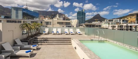 Piscine extérieure, cabanons gratuits, parasols de plage