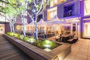 朝食、ランチ、ディナーに営業