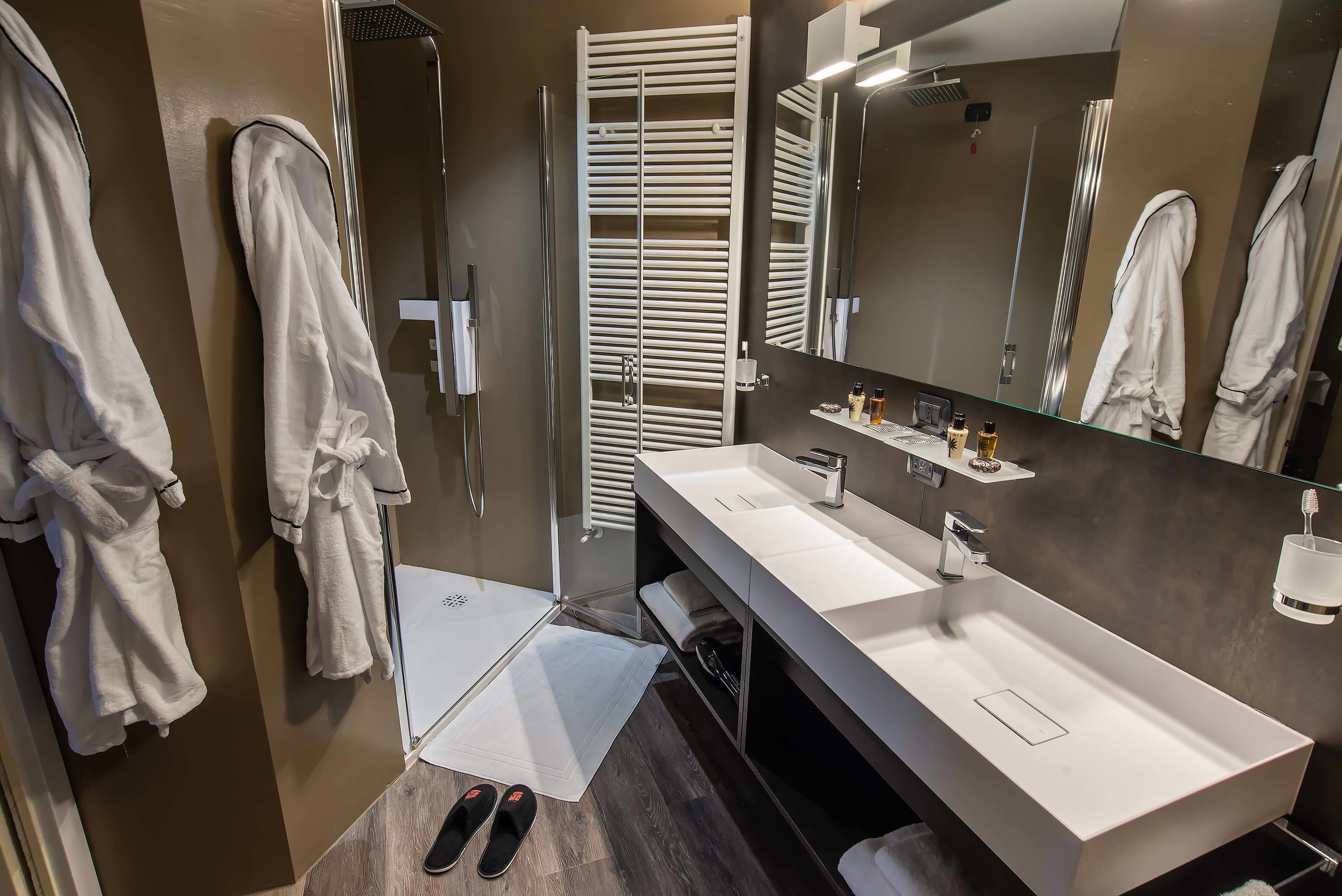 Dusch, hårtork, bidé och handdukar