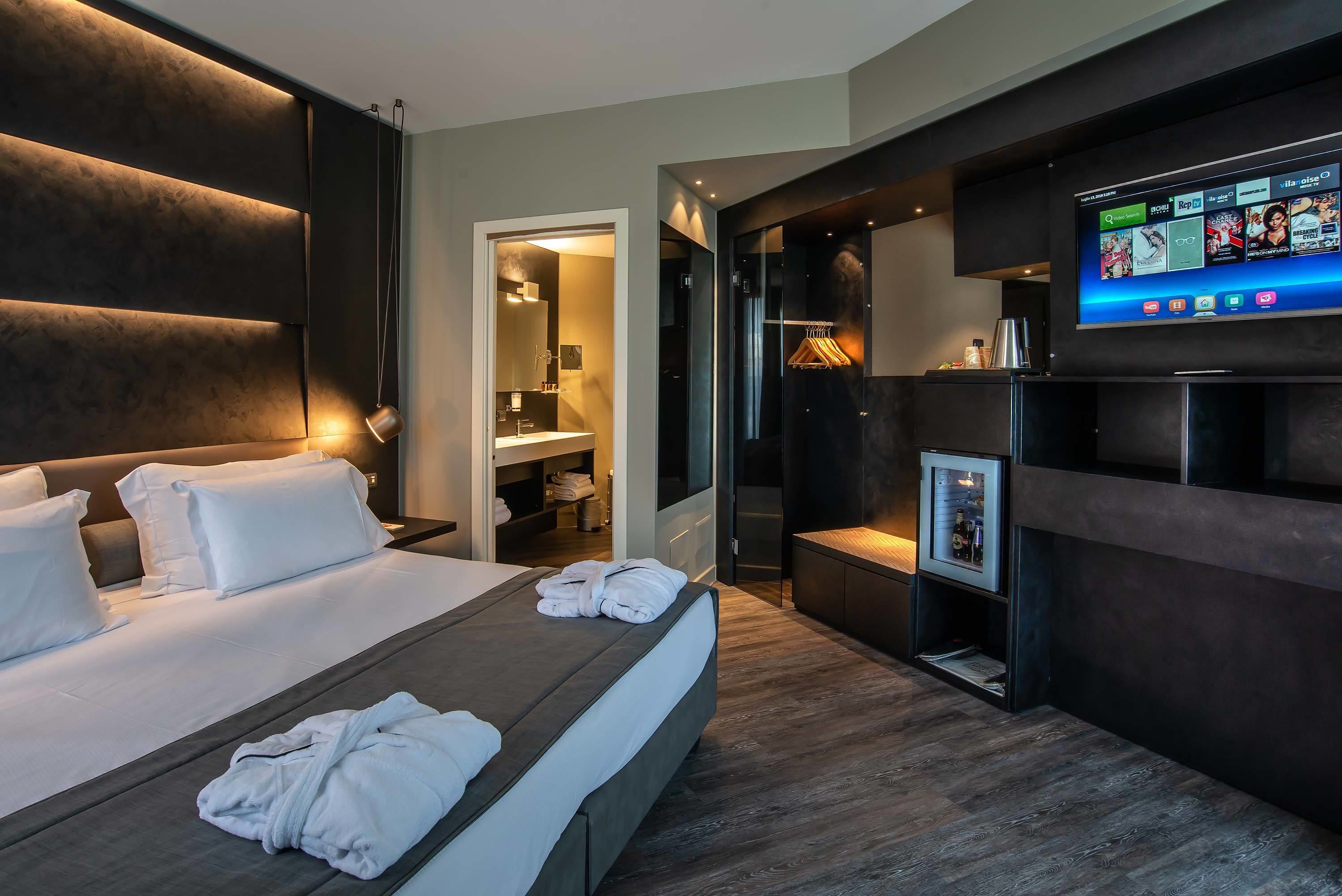 Allergiatestatut vuodevaatteet, tallelokero huoneessa, työpöytä