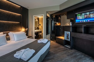 Hypo-allergenic bedding, in-room safe, desk, laptop workspace