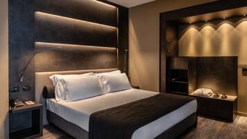 Hypo-allergenic bedding, in-room safe, desk, laptop workspace