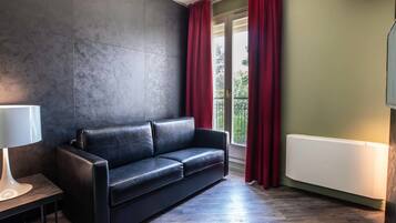 Suite, 1 King-Bett | Wohnbereich