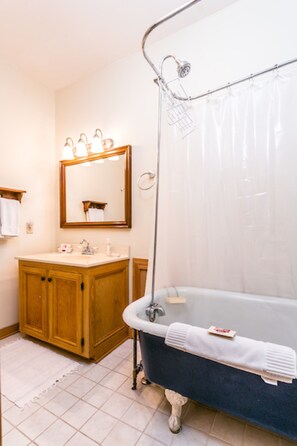 Hummingbird room | Bathroom