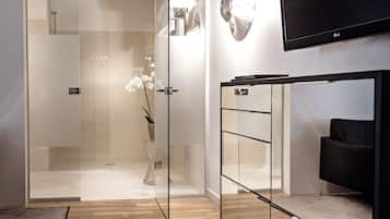 Suite estudio junior, 1 cama de matrimonio grande, no fumadores, baño privado | Zona de estar | Televisión LCD de 28 pulgadas con canales por satélite, una televisión