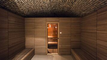 Una sauna con paredes de listones de madera y techo de ladrillo.