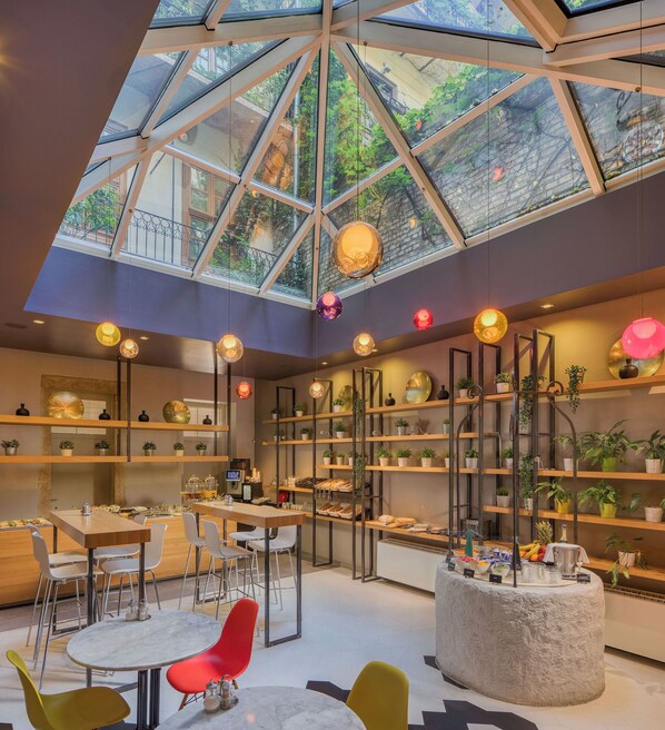 包含每日自助早餐