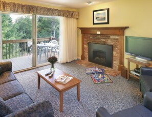 Suite, 2 Bedrooms | Living area