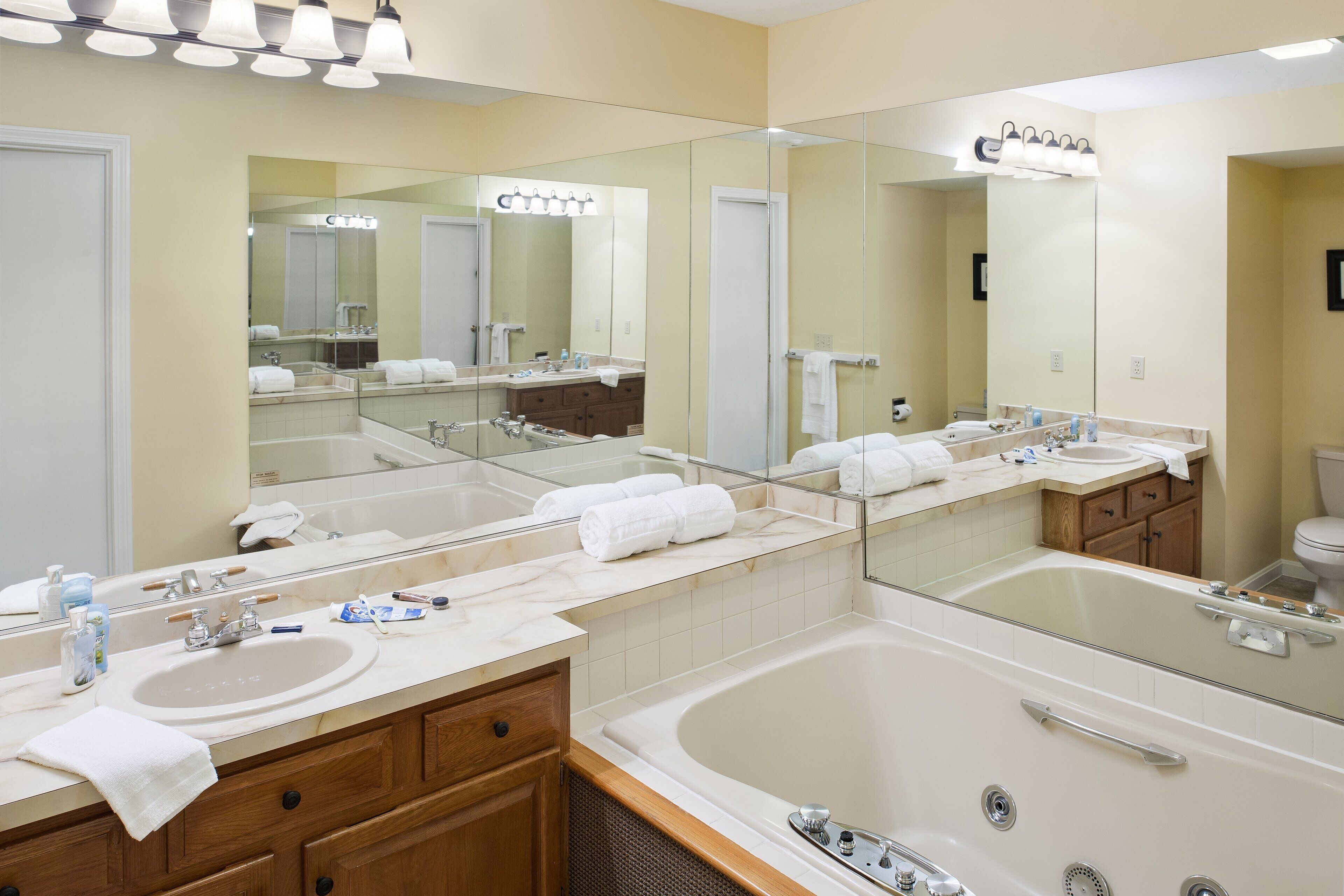 combined shower/bathtub, jetted bath, free toiletries, towels