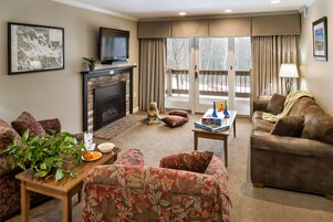 特色套房, 2 间卧室 | 起居区 | 平板电视