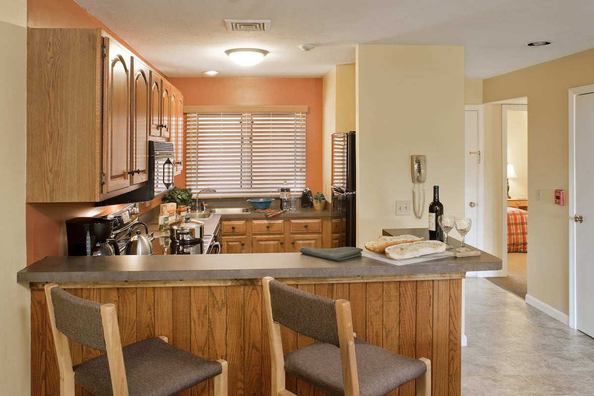 deluxe suite, 2 bedrooms | private kitchen | full-sized fridge, microwave, stovetop, coffee/tea maker