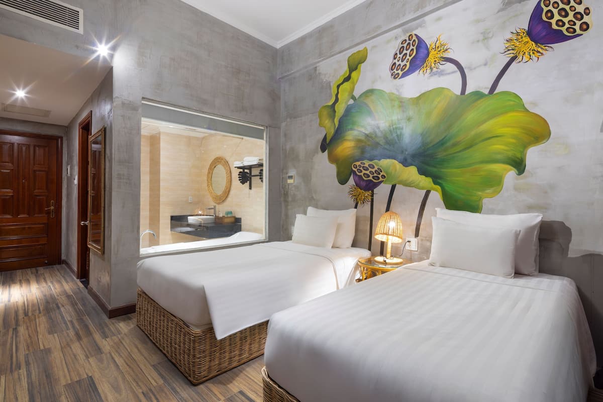 1 quarto, frigobar, cofres nos quartos, escrivaninha