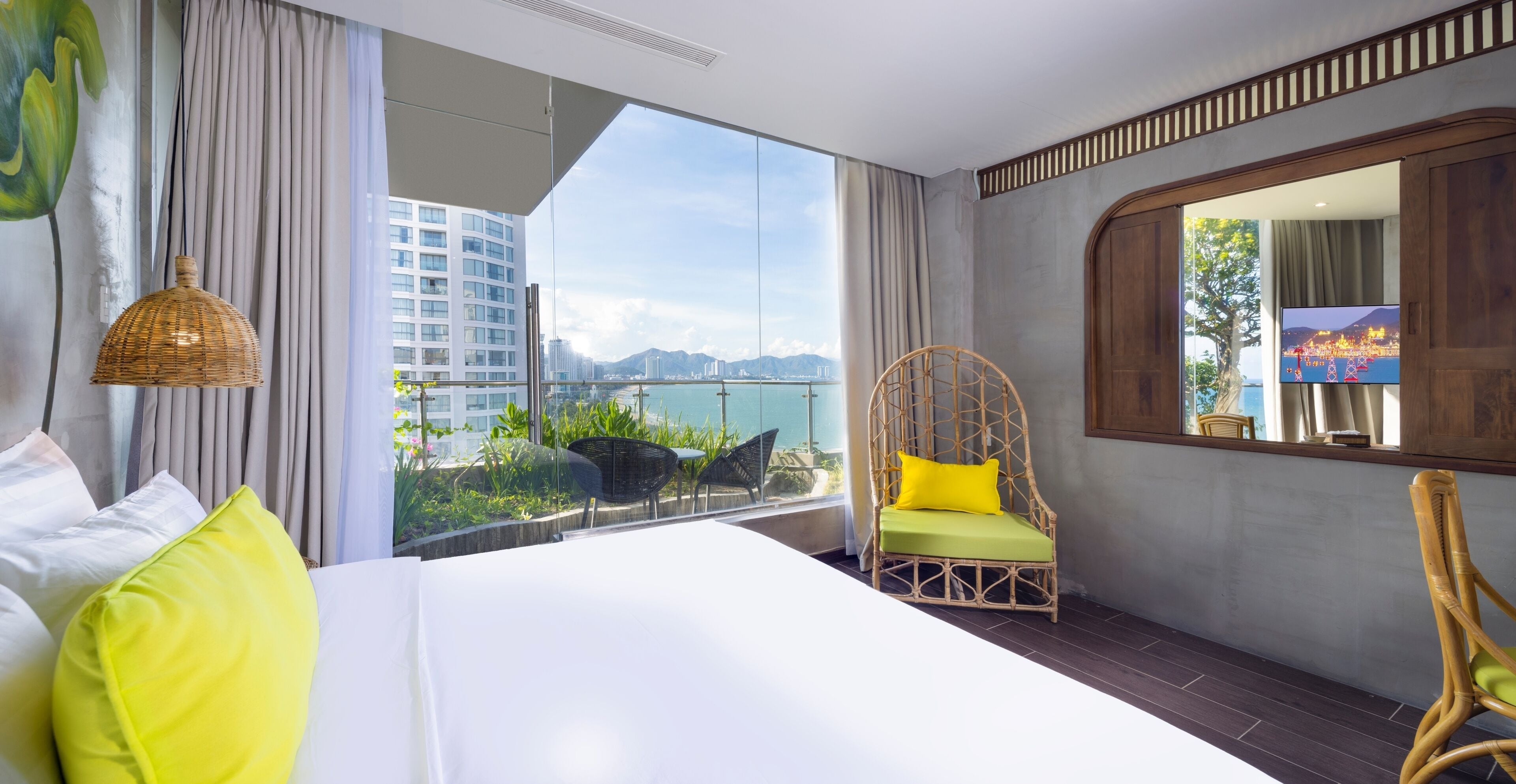 Chambre Élite, vue mer | Coin séjour | TV connectée de 42 pouces avec chaînes par câble