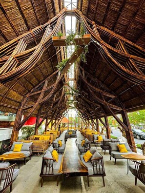 2 restaurants, breakfast served