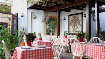 Daily to-go breakfast (EUR 7.50 per person)