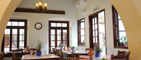 Se sirven desayunos, comidas, cenas y cocina griega