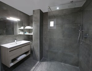 Combined shower/tub, rainfall showerhead, free toiletries, hair dryer - Centrum Hotel (Nicosia)