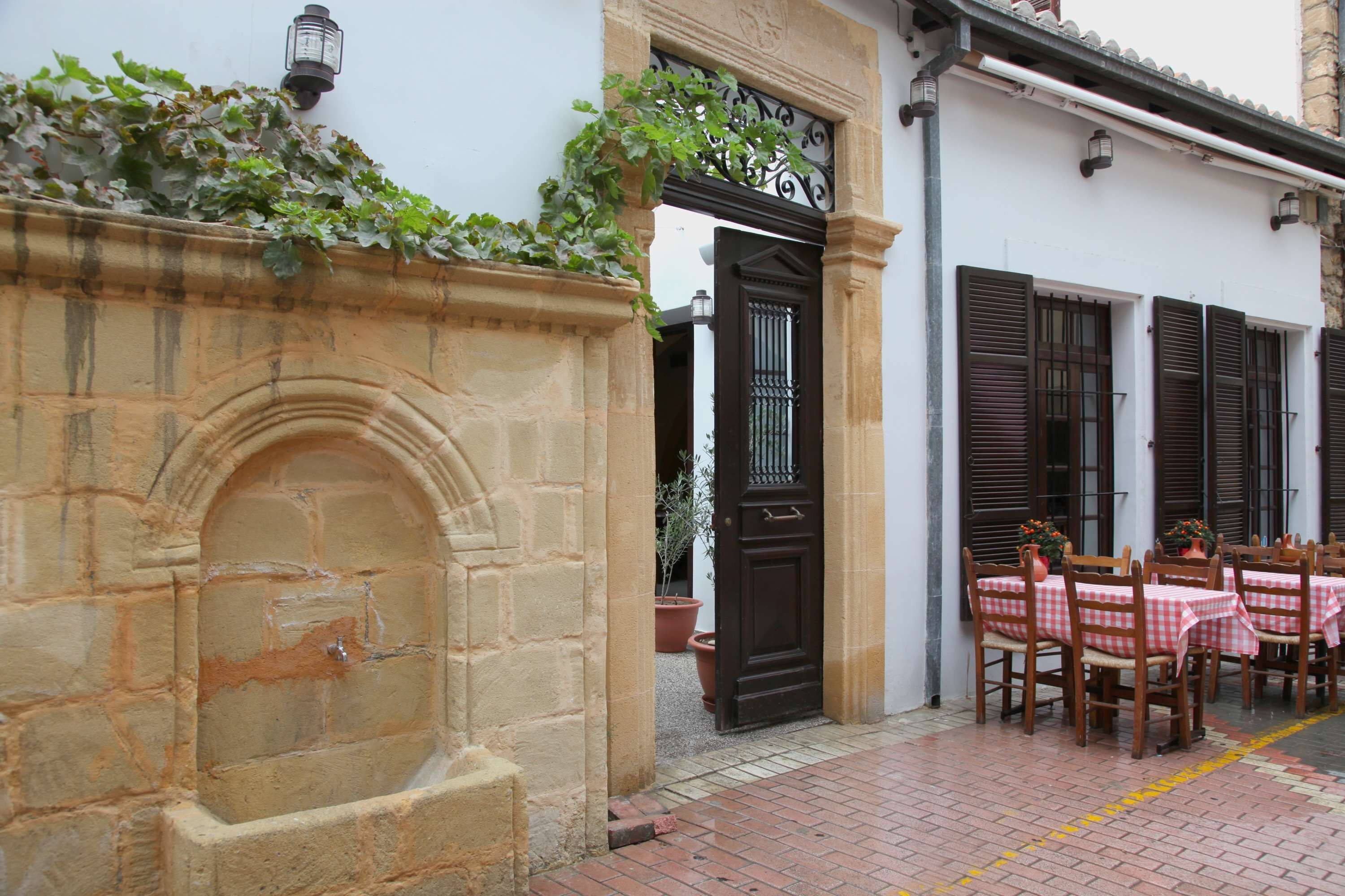 Se sirven desayunos, almuerzos, cenas y cocina griega 