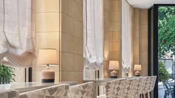 Lobby-lounge
