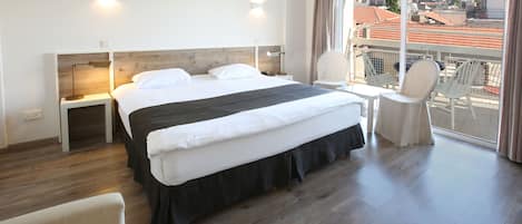 Ropa de cama de alta calidad y caja de seguridad en la habitación