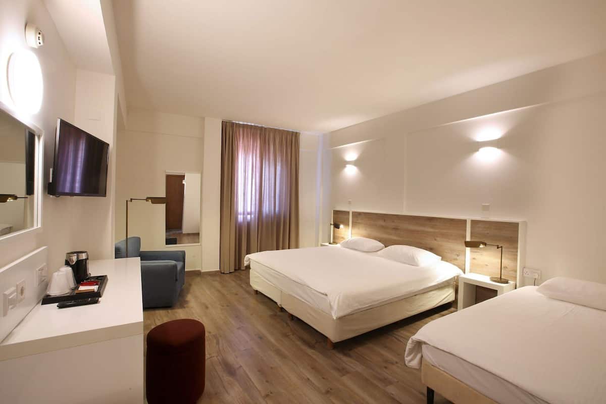 Premium bedding, in-room safe, desk, laptop workspace