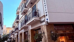 Un hôtel au design moderne, doté de nombreux balcons et d’une façade en briques.