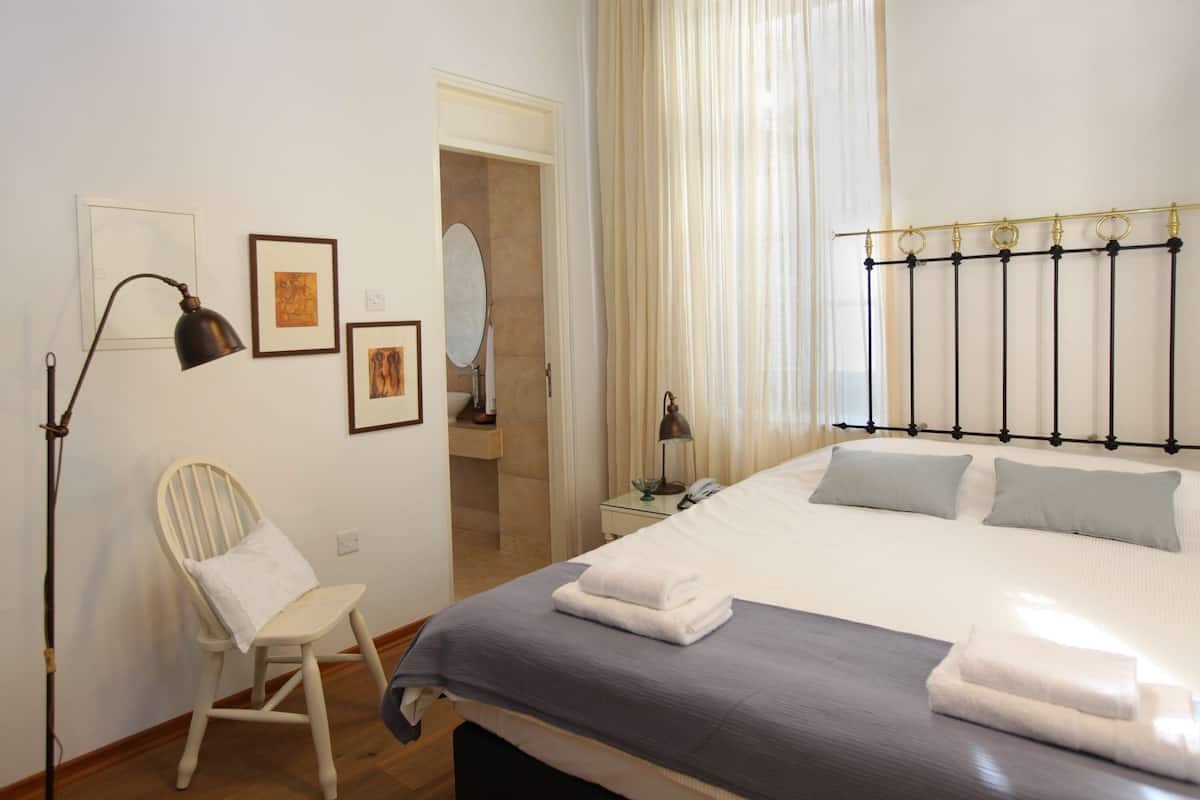 Traditional Room | Premium bedding, in-room safe, desk, laptop workspace