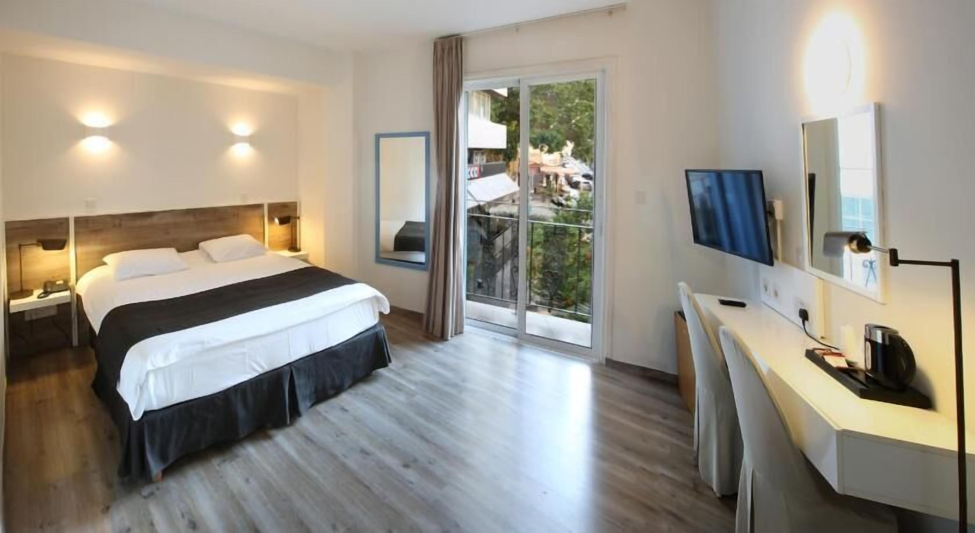 Premium bedding, in-room safe, individually decorated, desk