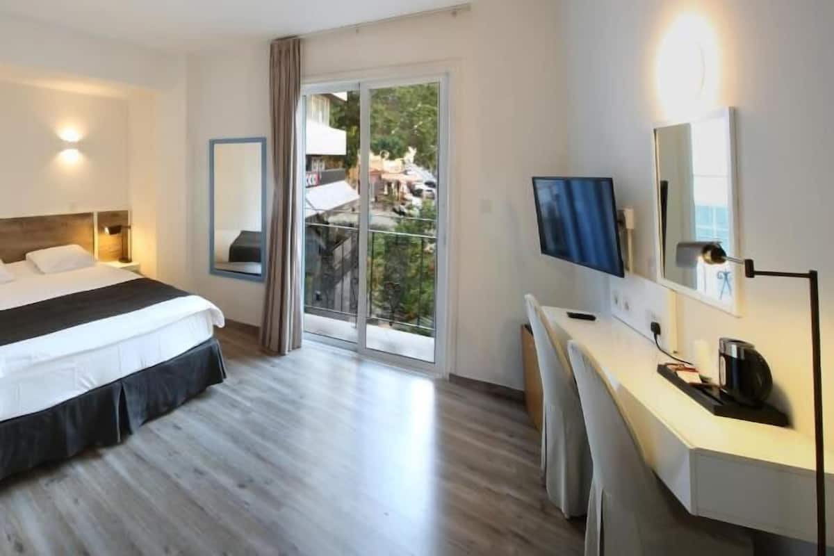 Premium bedding, in-room safe, individually decorated, desk